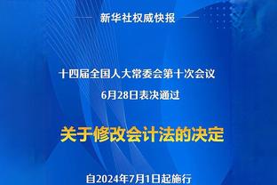 哥快松手喘不过气了？卡马文加强人锁男，身后牢牢抱住居勒尔